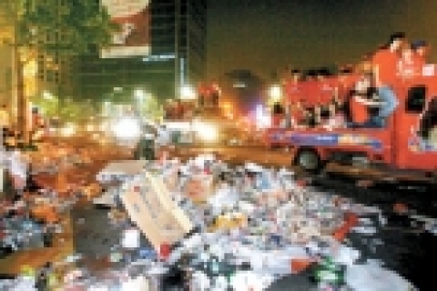 독일 울드컵 토고전 응원 후 쌓인 쓰러기 더미