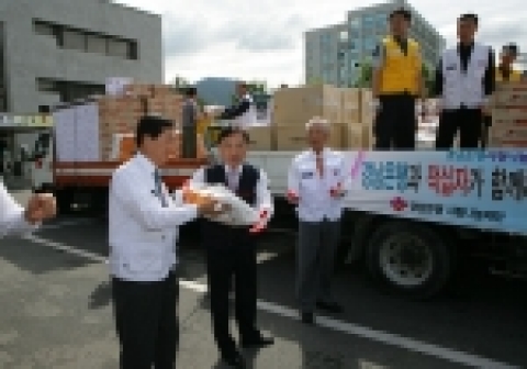 경남은행 사랑나눔재단 정경득 이사장(가운데)과 대한적십자 경남지사 배경훈 회장이 상차 작업을 돕고 있다.