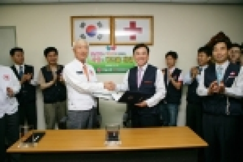 경남은행 사랑나눔재단 정경득 이사장(오른쪽)과 대한적십자 경남지사 배경훈 회장이 협약을 체결한 후 기념촬영을 하고 있다.
