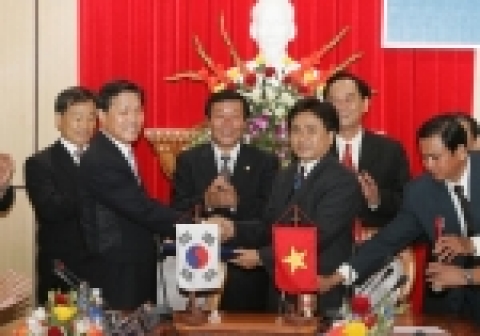 박완수 창원시장과 트랜 반 둥 미토시장이 협정서에 서명한 후 교환하고 있다.