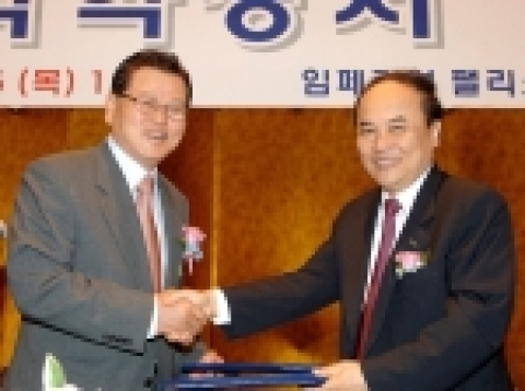 우측부터 KOTRA 홍기화사장, 권홍사 대한건설협회 회장 