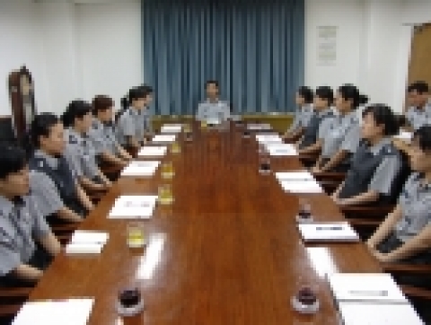 의정부소방서(서장 : 박청웅)는 15일 여성 소방공무원의 복지향상을 위해 소속 여직원 13명을 대상으로 간담회를 실시했다.
