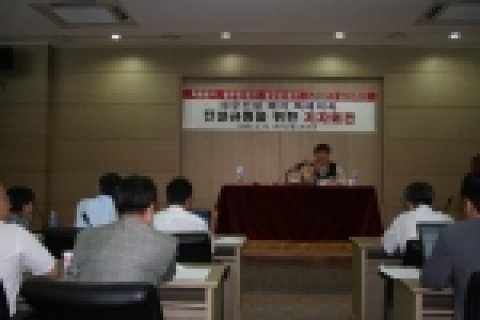 기자회견을 하고 있는 정창두 대우건설노조위원장