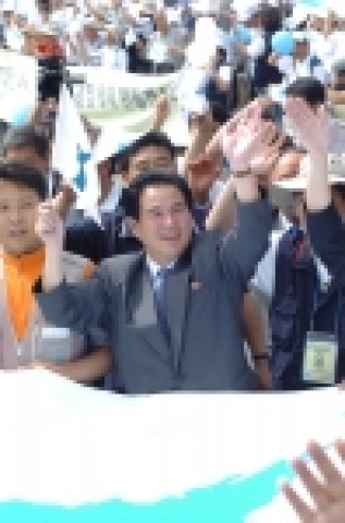 환영을 받으며 북한인사 입장