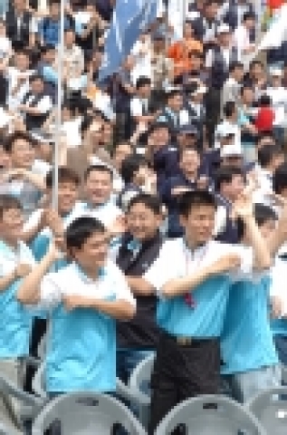 율동하며 즐거워하는 노동자들