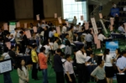 경기도가 채용포털 커리어(www.career.co.kr)와 함께 15일 오후 용인실내체육관에서 개최한 '경기 용인권 채용박람회'에 74기업과 2,000여 명 이상