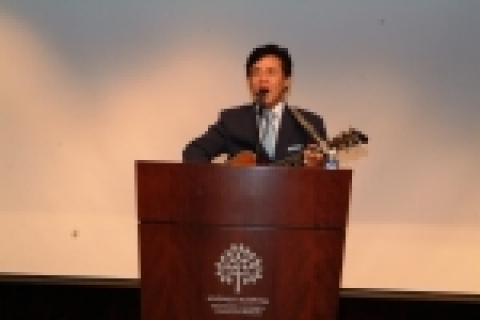 관동대 명지병원은 6월 14일 오후 4시 병원 7층 대강당에서 “윤형주가 들려주는 사랑노래와 애기들”이란 주제로 특강을 열었다.