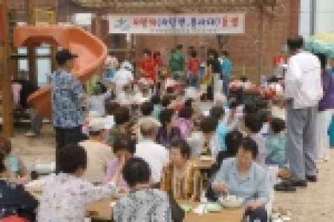 수원시 장안구 연무동 새마을 3단체는 6월 16일 12시 관내 창훈놀이터에서 노인과 어려운 이웃등 300여명을 초청하여 사랑의 자장면을 무료로 나누어 주었다.