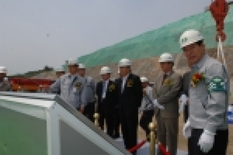 한국수력원자력은 6월 16일 신고리 원전 건설현장에서 관련사 및 정부관계자 등이 참석한 가운데 신고리 1호기 원자로건물 구조물공사를 본격 착수하는 최초콘크리트 타설 기념행사를 가졌