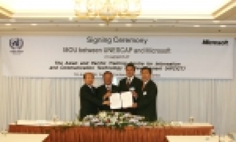 좌로부터 정보통신부 노준형 장관, 김학수 UNESCAP 사무총장, 에드와르도 로시니 마이크로소프트 아태지역 대표, 안상수 인천광역시장