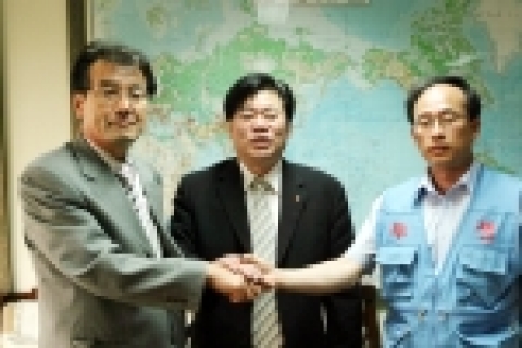 전북대학교 총장임용추천위원회와 총장선출권쟁취를위한 공동대책위원회가 직원의 선거 참여비율에 대한 최종 합의하는 모습