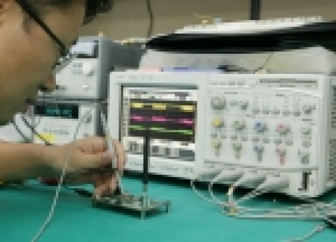 ETRI 연구원이 RFID 칩이 내장된 리더를 시험하고 있다.
