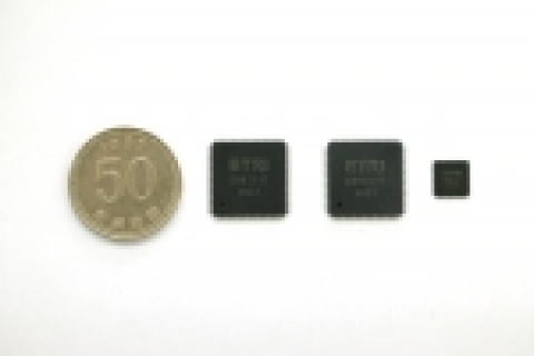 이번에 ETRI가 연구개발에 성공한 RFID 칩 3종. 좌로부터 RF통합칩, Base-band 칩, RF칩 크기는 좌측과 중앙이 14mm X 14mm, 우측이 7mm X 7mm이다