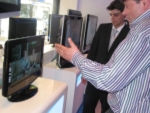 프랑스 파리에 위치한 고급 매장에서 세일즈맨이 삼성 '보르도' LCD TV를 고객에게 설명하고 있다.
