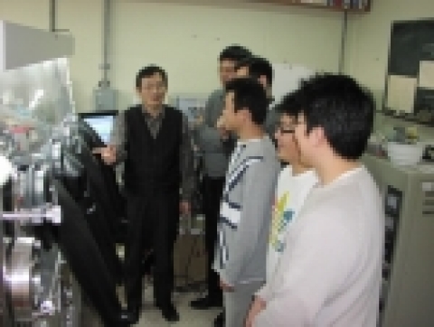 김기원 IT용 에너지 저장 및 변환연구센터장(사진 맨 왼쪽)과 연구진들이 전지 제조에 사용하는 글로브박스 앞에 모여 이번 연구의 핵심인 가변형 전지 개발에 대해 의견을 나누고 있다