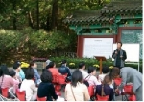 관악산에서“자연과 함께하는 문화강연”하는 모습