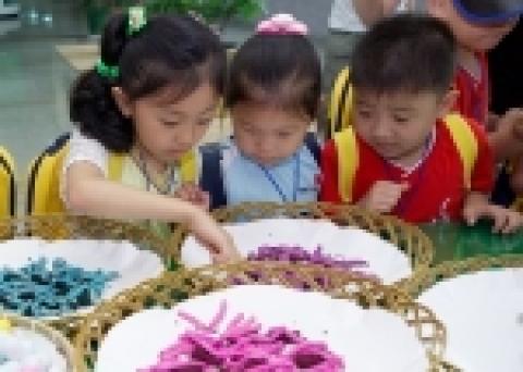 칼라누에 전시회에서 아이들이 신기한듯 바라보고 있다