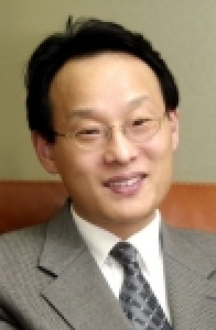 <정영태 약력>
1966년生.한국외국어대 불어과卒. 미국 뉴욕주립대 스토니브룩교(SUNY-SB) 정보통신경영학석사. 동아일보 기자. 2001년~ ㈜이캐빈 대표이사.