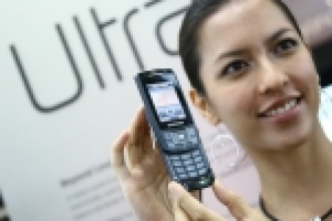 Samsung today unveiled a brand new line-up of slim mobiles at CommunicAsia 2006 that takes ‘mobile c