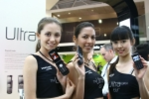 Samsung today unveiled a brand new line-up of slim mobiles at CommunicAsia 2006 that takes ‘mobile c