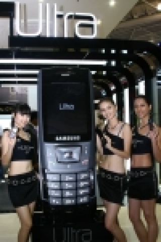Samsung today unveiled a brand new line-up of slim mobiles at CommunicAsia 2006 that takes ‘mobile c