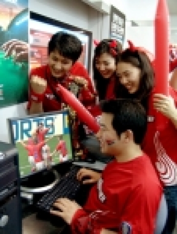 태극전사들의 경기에 앞서, PC방에서 게이머들이 EA SPORTS™ FIFA ONLINE을 즐기며, 대한민국 국가대표팀의 승리를 기원하고 있다.