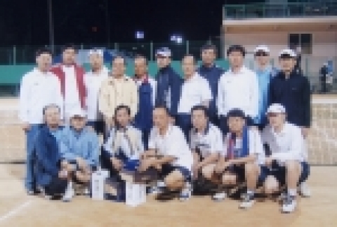 전국교수테니스대회에서 장년부 우승을 차지한 조선대학교 선수단 사진