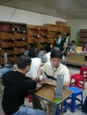 서울대학교 의과대학 학생들이 이주노동자 대상으로 무료진료 봉사활동을 하고 있다.
