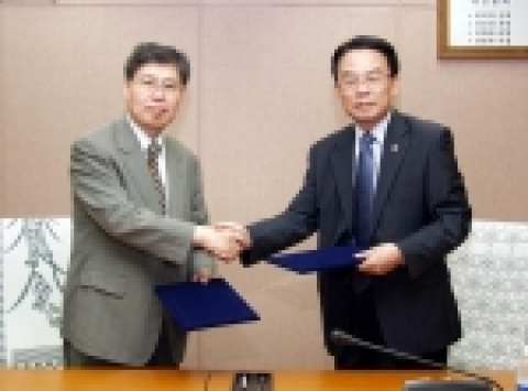 이만기 기상청장(오른쪽)과 김학수 서강대 과학문화아카데미 운영위원장이 21일 기상청에서 ‘기상청과 서강대 과학문화아카데미간의 상호 협력증진을 위한 협약서’를 체결한 후 악수하고 있