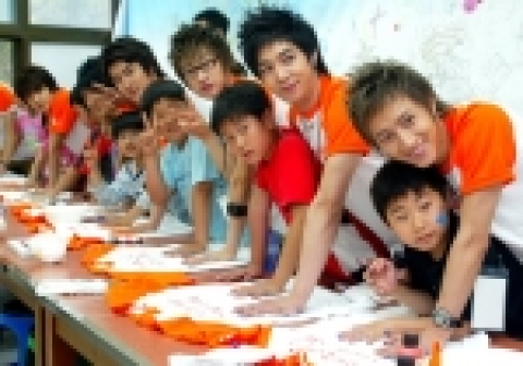 슈퍼주니어 멤버들은 싸이월드 ‘사이좋은세상’ 일촌봉사단과 함께, 국립공원 안에 위치한 북한산초등학교에 벽화를 그리기 위한 걸개그림(밑그림)을 그리고, 벽화 그리기 후원금 모금을 위