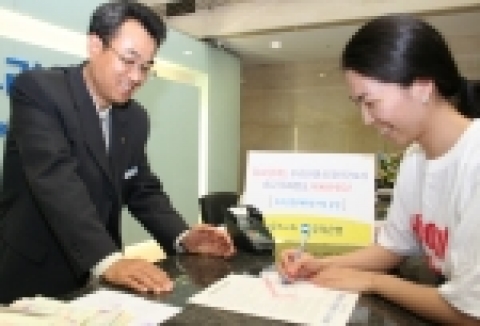 우리은행(은행장 黃永基, www.wooribank.com)은 외국인근로자가 일요일에도 해외에 송금할 수 있는 편의를 제공하기 위하여 혜화동지점을 “외국인근로자 송금 특화 점포”로 