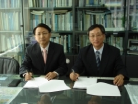 한국전산원이 지난 22일, 현대유엔아이 컨소시엄과 2006년 정보시스템 통합위탁운영 및 유지보수 서비스수준 협약서(SLA)를 체결했다.