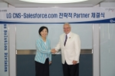 사업협력 계약을 체결한 후, LG CNS 비즈니스솔루션부문 설금희 상무가 세일즈포스닷컴 아시아퍼시픽 CEO인 스티브 러셀 사장과 성공적 협력을 다짐하고 있다.