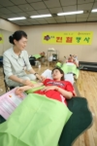 한국관광공사(사장 김종민)는 22일 창립 44주년을 맞이하여 그 동안 국민들에게 받은 사랑을 환원하는 의미로 창립기념 행사를 대폭 축소하는 대신 ‘사랑의 헌혈’을 실시하였다고 밝혔