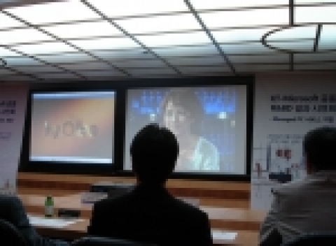 KT와 마이크로소프트가 인터넷을 통해 어떤 단말기에서도 자유롭게 동일한 컴퓨터 환경을 사용할 수 있는 매니지드 PC 서비스를 개발하고 시연회를 가졌다.