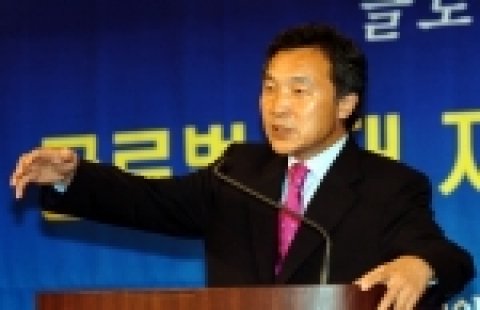 '지방자치단체의 글로벌 전략 2006 심포지엄' 에서 연설하는 손학규 도지사
