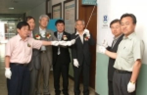 강원대학교 동물자원공동연구소(소장 채병조 교수)는 2006년 6월 22일(목) 오전 11시 동물생명과학대학 2호관 교수세미나실에서 농림부 인정 사료검정 인정기관 현판식을 거행하였다