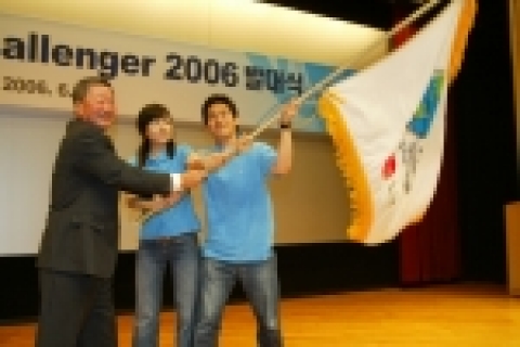 구본무 LG 회장이 챌린저 대표 김민정 양(숙명여대), 김홍립 군(고려대)과 챌린저기를 흔들고 있는 모습.
