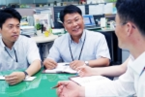 노타이 복장으로 근무하고 있는 직원들의 모습