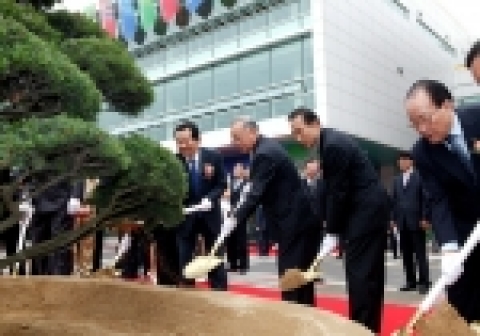 코리아외국인학교재단(이사장 손경식)은 2006년 6월 23일 용산 보광동에서 국내 최고의 시설을 갖춘 서울용산국제학교를 정부와 지자체의 지원으로 건립을 했다. 준공식에 참석한 정세