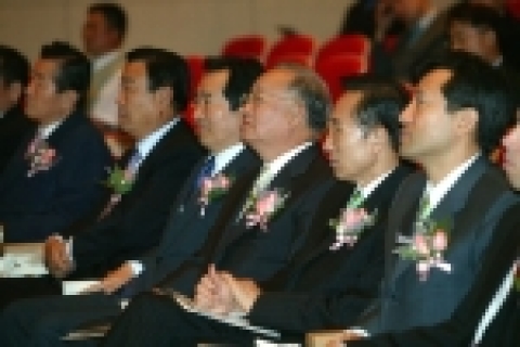 코리아외국인학교재단(이사장 손경식)은 2006년 6월 23일 용산 보광동에서 국내 최고의 시설을 갖춘 서울용산국제학교를 정부와 지자체의 지원으로 건립을 했다. 이날 준공식에 참석한
