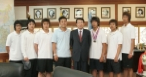 배재대학교 정순훈 총장(사진 가운데)은 23일 지난 6월 12일 ～ 19일까지 슬로바키아 브라티슬라바에서 열린 제6회 세계대학양궁선수권대회에서 개인종합 1위로 당당히 금메달을 획득