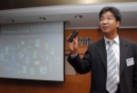 한국마이크로소프트 디바이스 솔루션 사업부 담당 김시연 상무가 윈도우 모바일 및 윈도우 임베디드 전략에 대해 설명하고 있다.