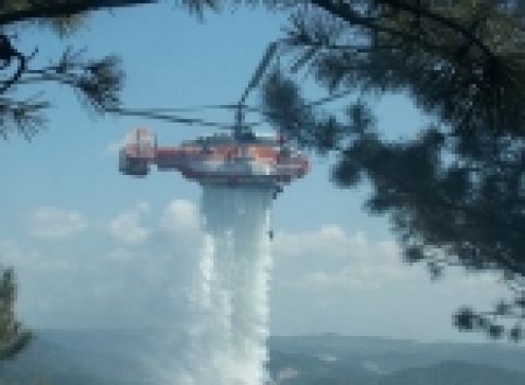KA-32T 진화용 헬기의 물투하 장면