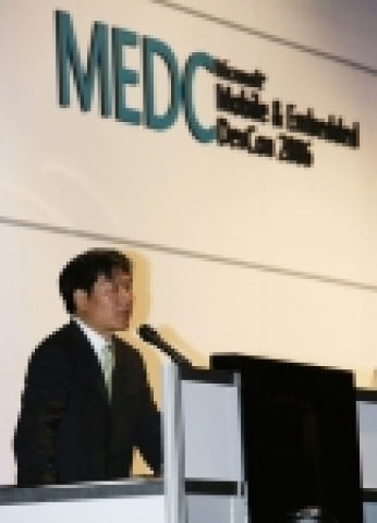 혁신적 윈도우 임베디드 기술로 이루어지는 디지털 라이프에 대한 세션에 앞서 한국마이크로소프트 유재성 사장이 인사말을 하고 있다.