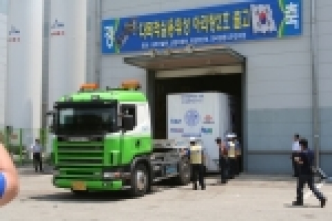 특수 무진동차량에 실린 다목적실용위성 2호