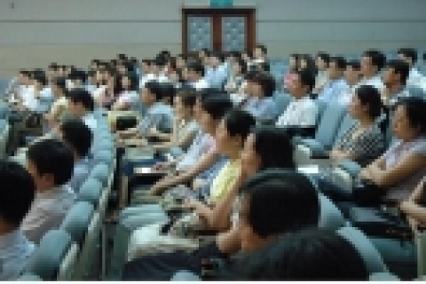 공직자의 역량 강화 방안에 대한 강의를 듣고 있는 서울지방노동청 직원들
