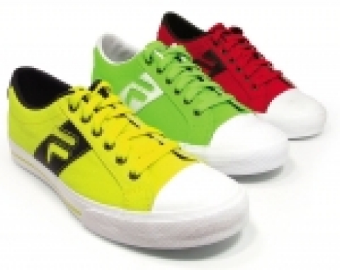 휠라코리아의 이탈리안 스포츠 브랜드 휠라(FILA)는 10대를 위한 학생화 ‘FL 데님’을 명동점 한정판(Limited Edition)으로 출시했다.
