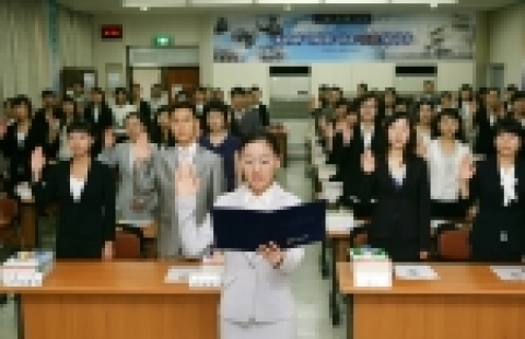 경남은행 신입직원들이 입소식에서 선서를 하고 있다.