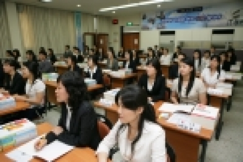 경남은행 신입직원들이 입소식에서 손갑동 부행장보의 특강을 경청하고 있다.